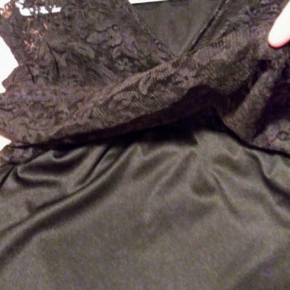 🌸Woman Lace Blouse 🌸 - Picture 3 of 6